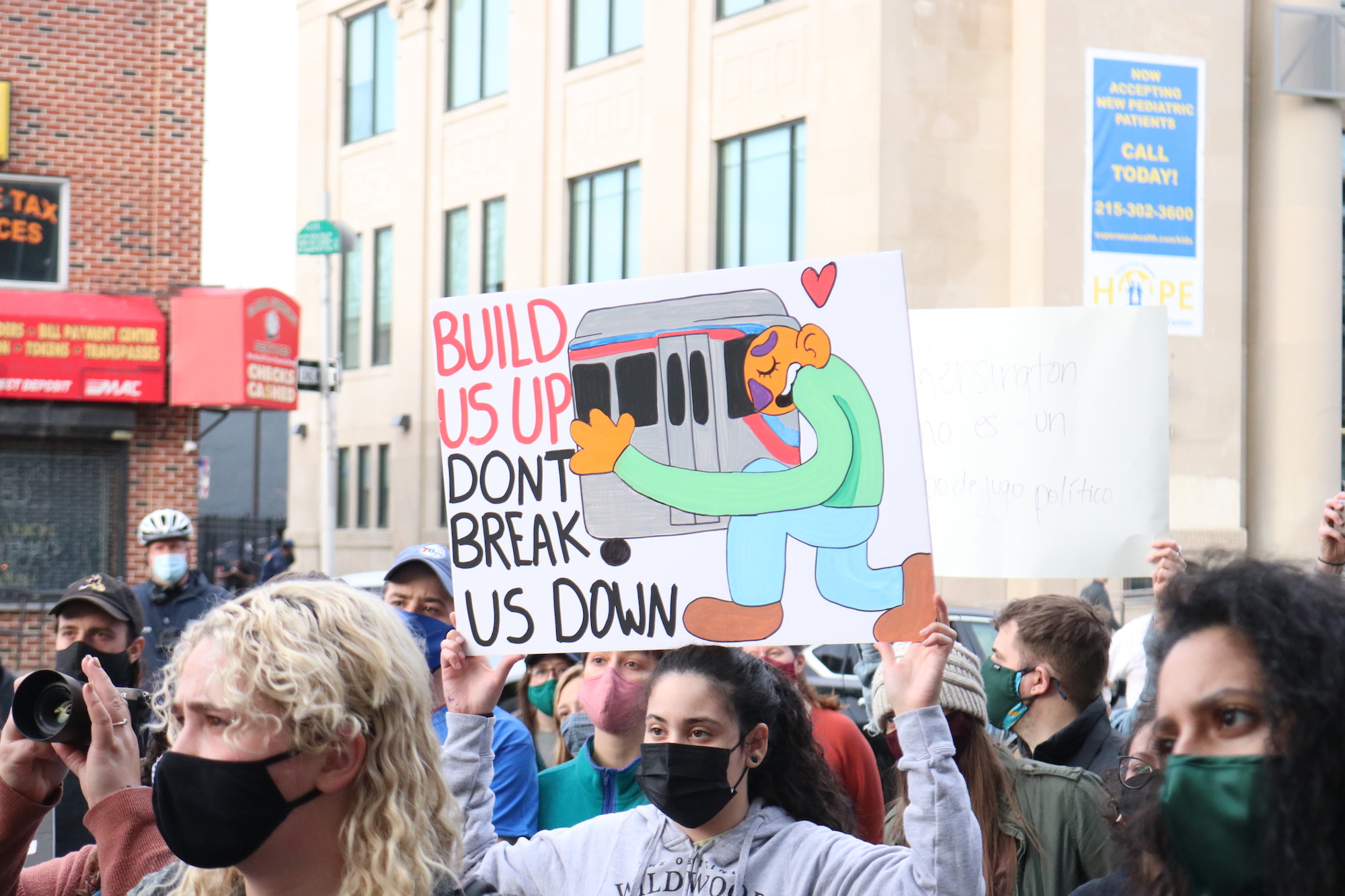 Protesters on March 23 carried a number of signs slamming the city and SEPTA for closing Somerset station. Photo: Nigel Thompson/AL DÍA News.