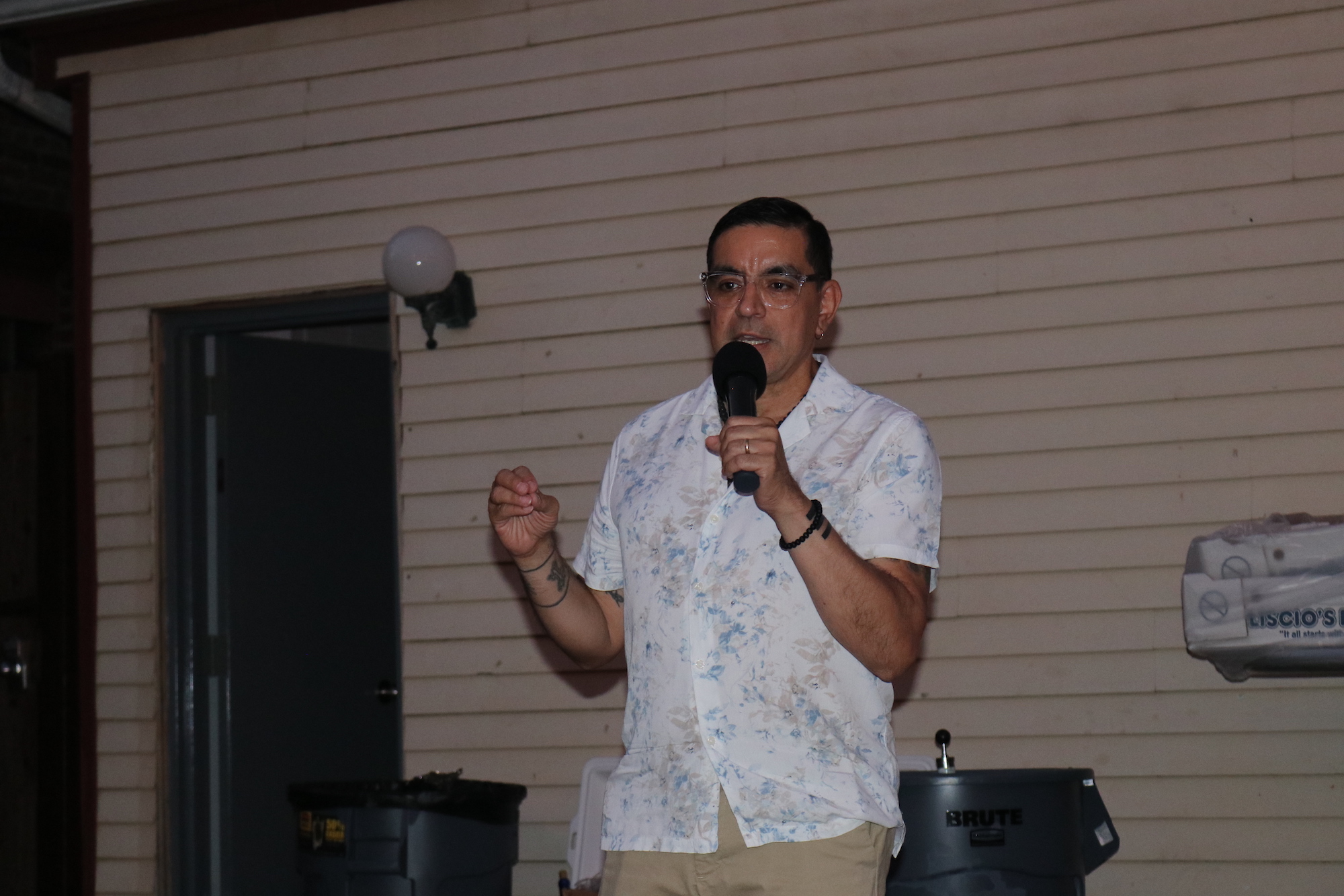 U.S. House candidate Gilberto Gonzalez speaks at his campaign launch party on July 31, 2021. Photo: Nigel Thompson/AL DÍA News.
