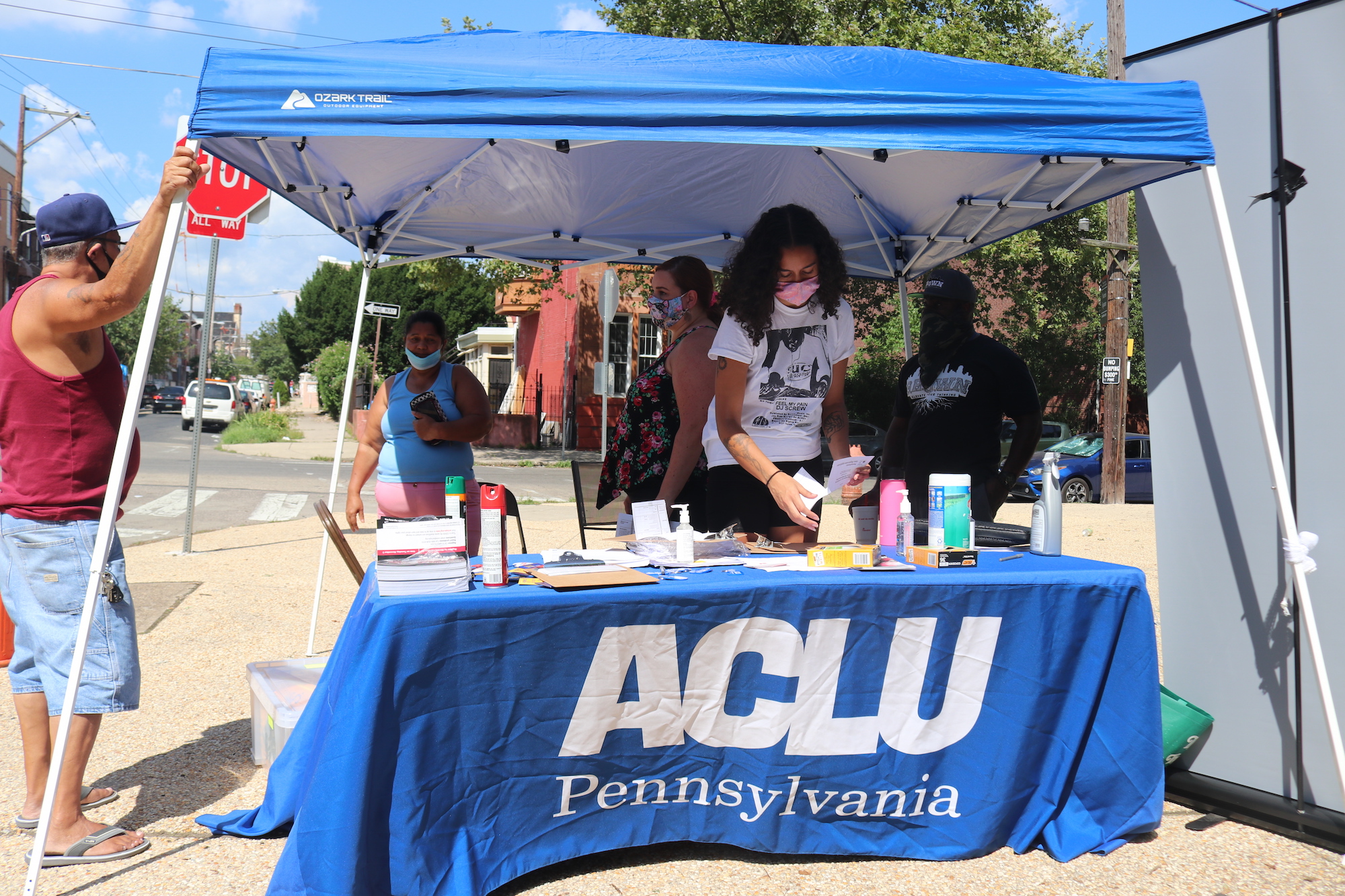 Members of Philly Boricuas, the Party for Socialism and Liberation, and the ACLU of Pennsylvania help voters get all the information they need ahead of the 2020 general election at the corner of Susquehanna and Hancock streets. Photo: Nigel Thompson/AL DÍA News.