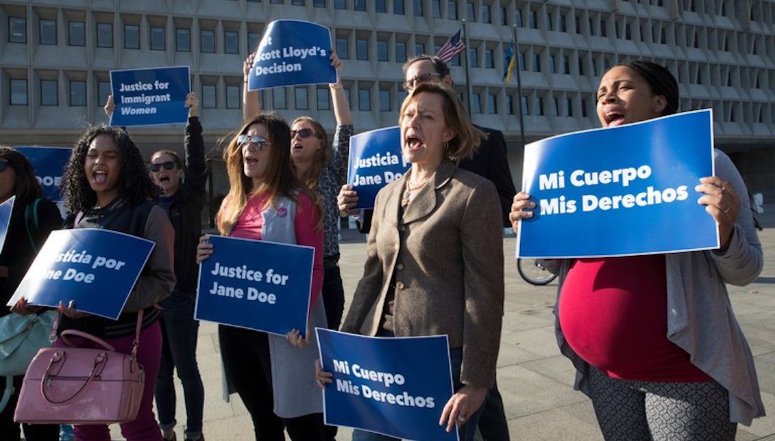 Activistas manifestando en Washington en apoyo de una inmigrante indocumentada que busca un aborto en Texas. Crédito J. Scott Applewhite / Associated Press