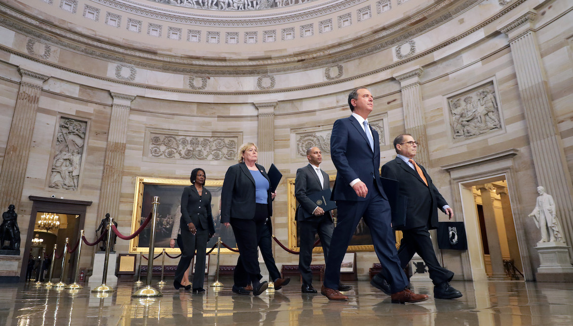 WASHINGTON, DC - 16 DE ENERO: Rep. Adam Schiff, Jerrold Nadler, Rep. Zoe Lofgren, Rep. Hakeem Jeffries, Rep. Val Demings, Rep. Donald K. Kerk, Rep. Kathryn, Rep. Kathryn (D-CA), Rep. Kathryn (D-CA), Jason Crow (D-CO) y Rep. Sylvia Garcia (D-TX) caminan por la Rotonda del Capitolio de los Estados Unidos en su camino al Senado de los Estados Unidos el 16 de enero de 2020 en Washington, DC.  (Foto de Chip Somodevilla/Getty Images)