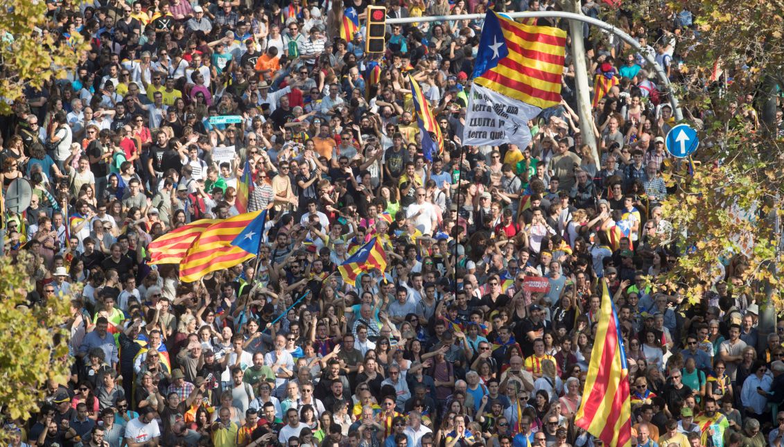 Some 12,000 people, according to the Guardia Urbana, are concentrated around the Ciudadela Park - where the Parlament is located - to follow the plenary live today through three giant screens installed in Paseo Pujades. EFE / Marta Pérez