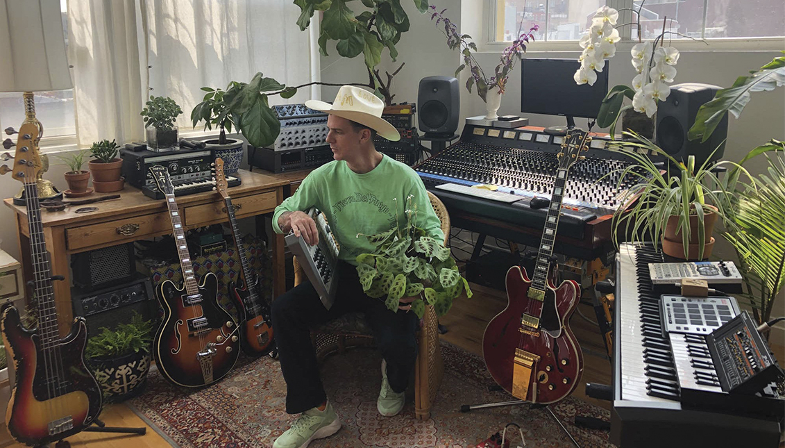 Iván Díaz Mathé en su estudio, rodeado de plantas. Photo: Cortesía Iván Díaz Mathé. 