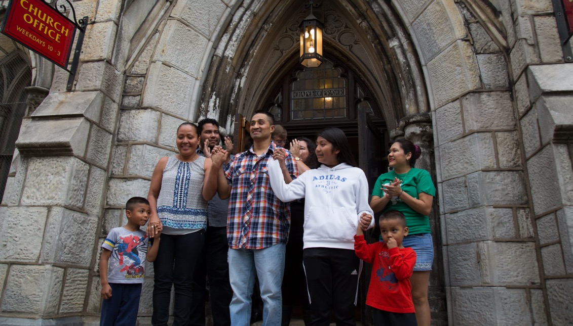 Javier Flores García, con su familia, miembros de la organización Juntos y el reverendo Robin Hynicka, a la entrada de la United Methodist Church, de Center City. Foto: Samantha Laub / AL DÍA News