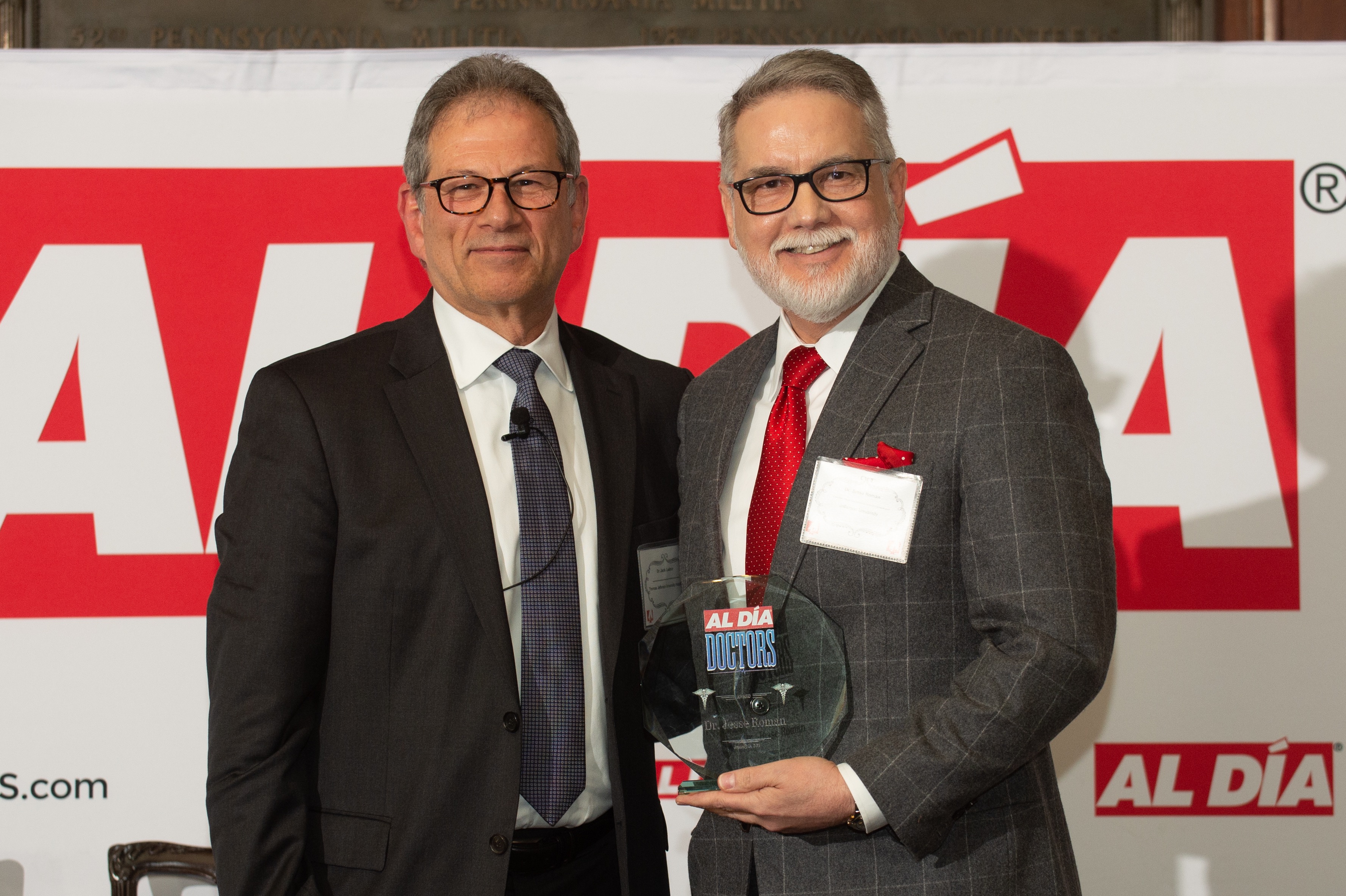 Dr. Jesse Roman (right) accepts his award from Dr. Jack Ludmir (left) at the AL DÍA Top Doctors Forum on Jan. 24, 2019. Photo: Todd Zimmermann/AL DÍA News.