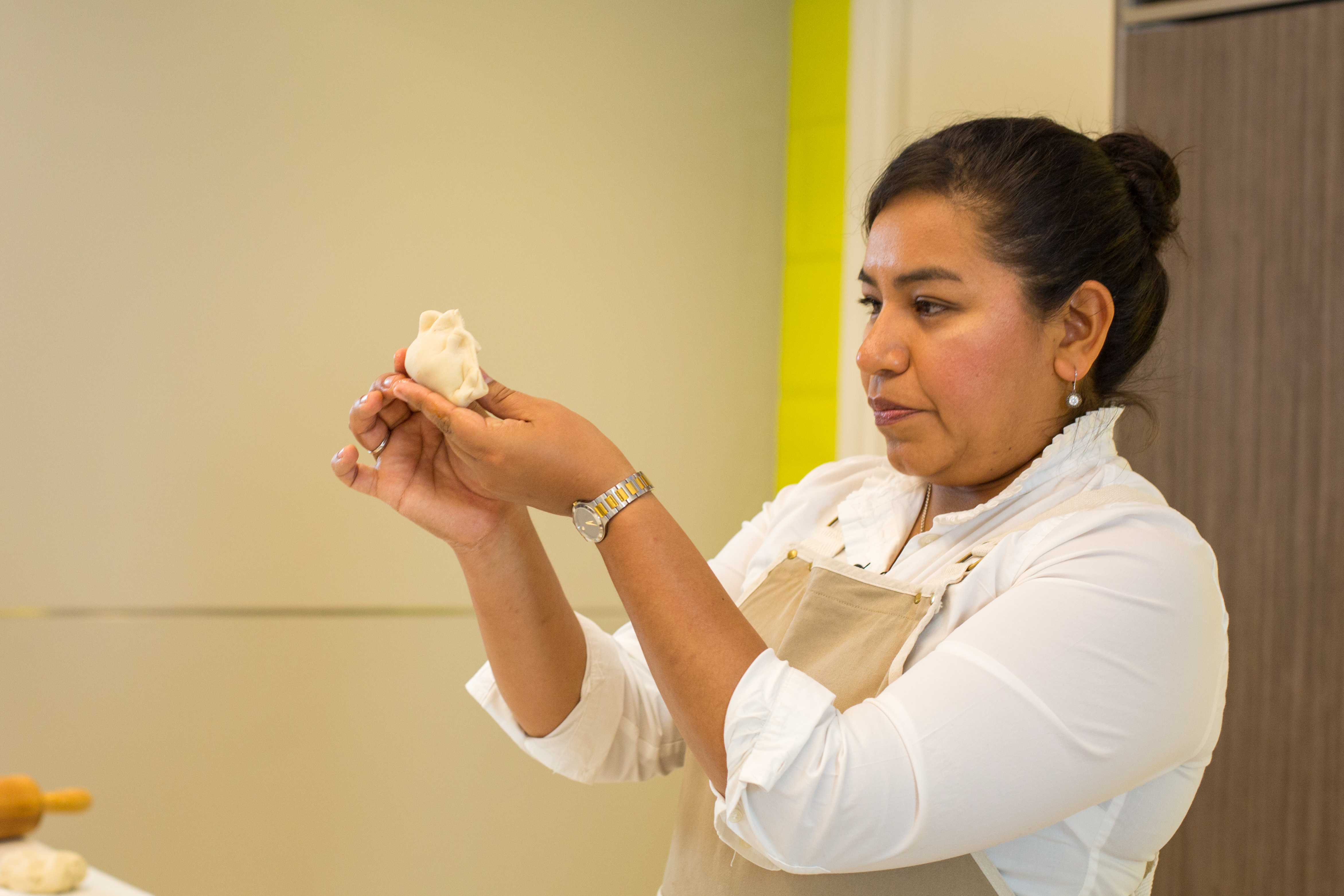 Jezabel Careaga demonstrated her empanada-making skills for the audience at the chef series on June 7. Photo: Samantha Laub / AL DÍA News
