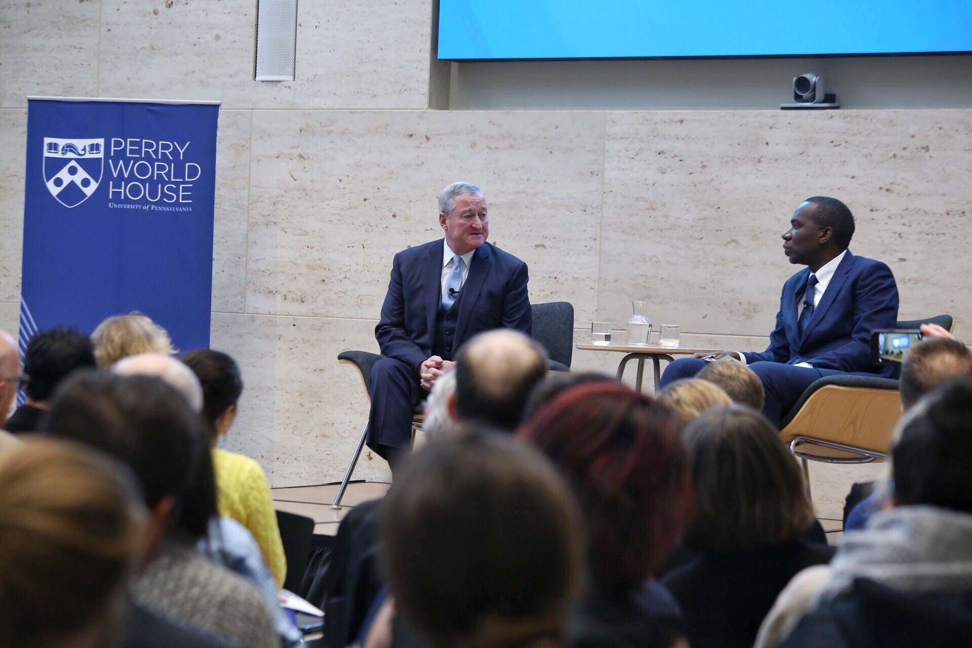 El alcalde de Filadelfia, Jim Kenney, discute inmigración con Sozi Tulante, el actual profesor visitante sobre Cambios Globales en Perry World House de la Universidad de Pensilvania. Foto: Samantha Madera, Ciudad de Filadelfia.