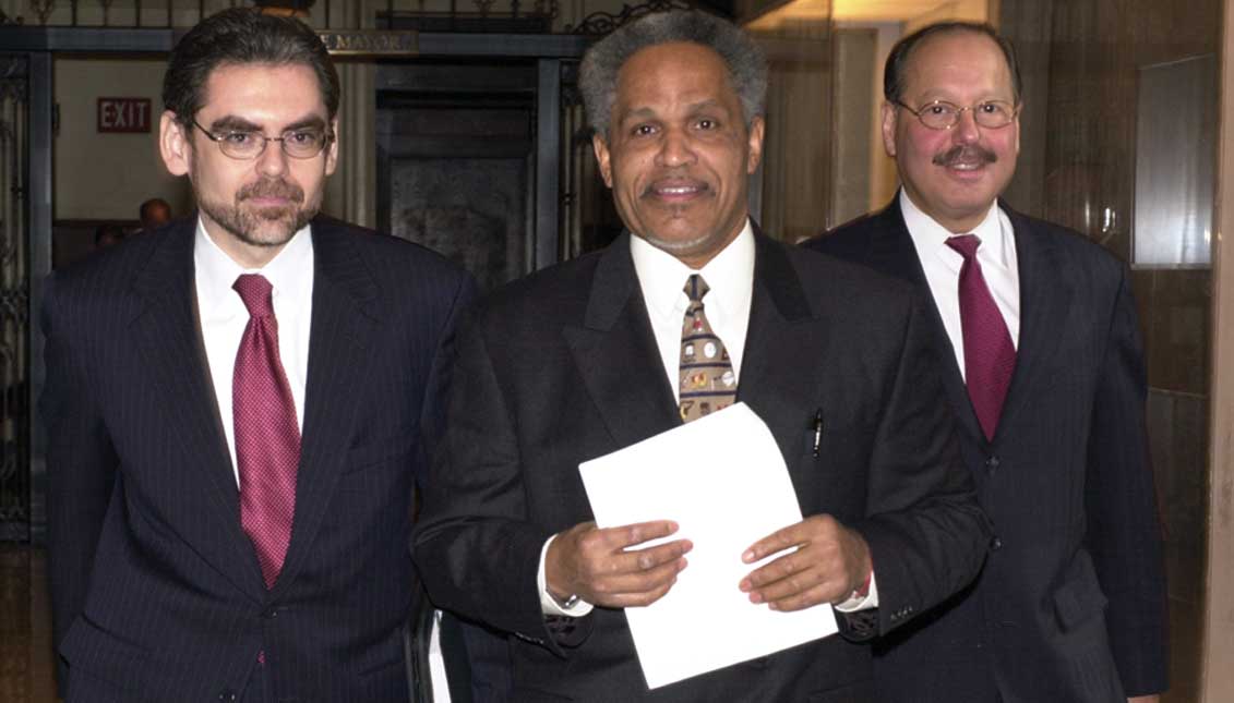 El exalcalde de Filadelfia, John Street, junto a los dos latinos que nombró en cargos públicos durante su mandato: Pedro Ramos (izq.), exmiembro de la Junta del Distrito Escolar y ex Managing Director del gobierno municipal, y Nelson Díaz (der.), exjuez de Filadelfia. Archivo AL DÍA News
