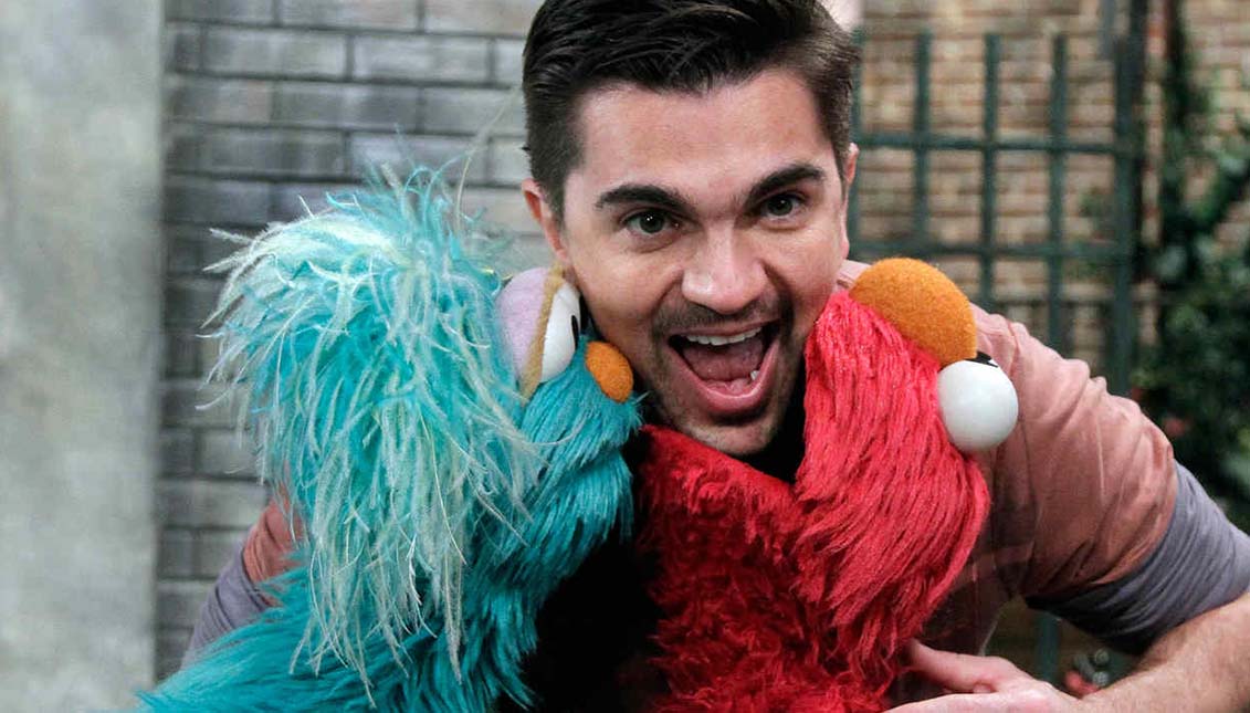 The Colombian singer Juanes visited Sesame Street.