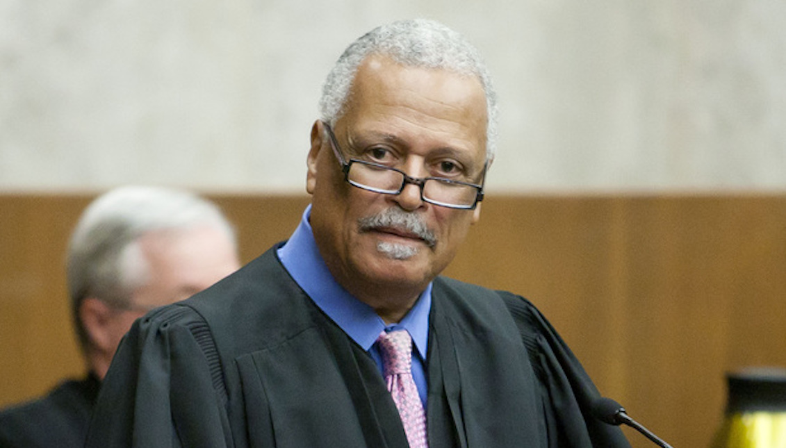 Judge Emmet G. Sullivan ordered the suspension of the removal process of an immigrant mother and her daughter, threatening to hold Attorney General Jeff Sessions in contempt.