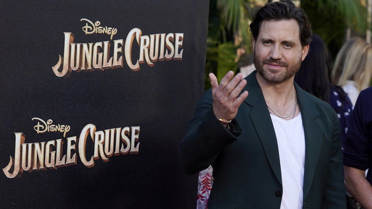 Edgar Ramirez on the red carpet of "Jungle Cruise". 