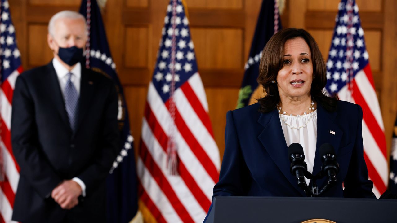 La vicepresidenta Kamala Harris en conferencia de prensa. Foto: Carlos Barria, Reuters.