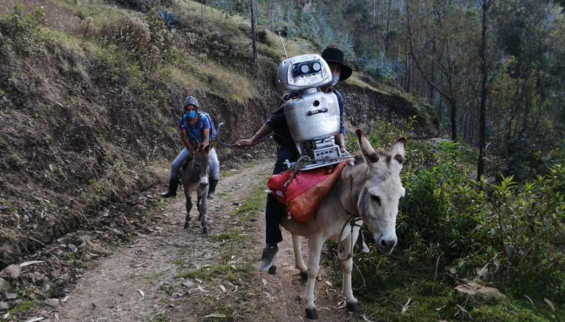 Walter y su escudera metálica se aventuran por rutas peligrosas, a más de 3.000 metros de altitud, para traer esperanza. Photo: EFE