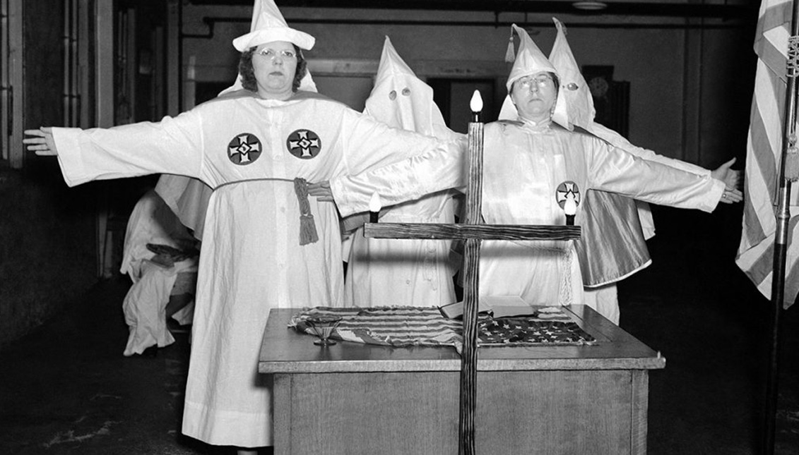 Las mujeres del Klan saludan a la cruz en Atlanta, Georgia, el 18 de agosto de 1937. Photo: AP