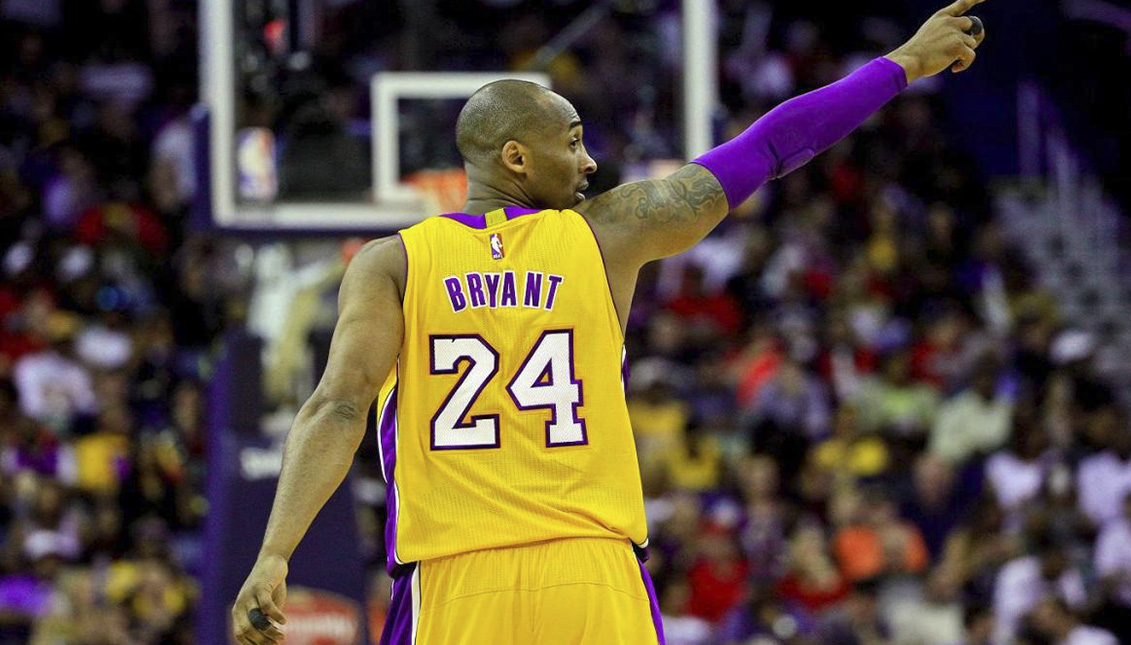 Kobe Bryant, el orgulloso "24" de los Lakers. Vía AfricansLive.
