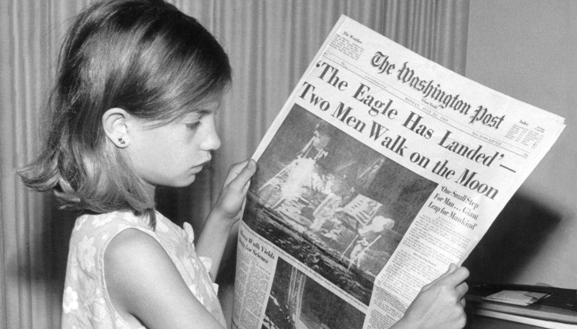 Imagen de una niña leyendo la edición del Washington Post del del 21 de julio de 1969, en la que se anuncia la llegada de Estados Unidos a la Luna. Los premios Pulitzer, fundados en 1917, premian el mejor periodismo americano. Foto: Wikipedia