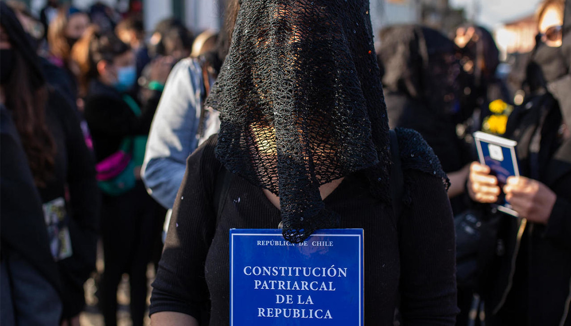 Decenas de mujeres llegan al puerto de Valparaíso, Chile, recitando un conjuro y vestidas de luto. ¿Qué se proponen? Photo: France24