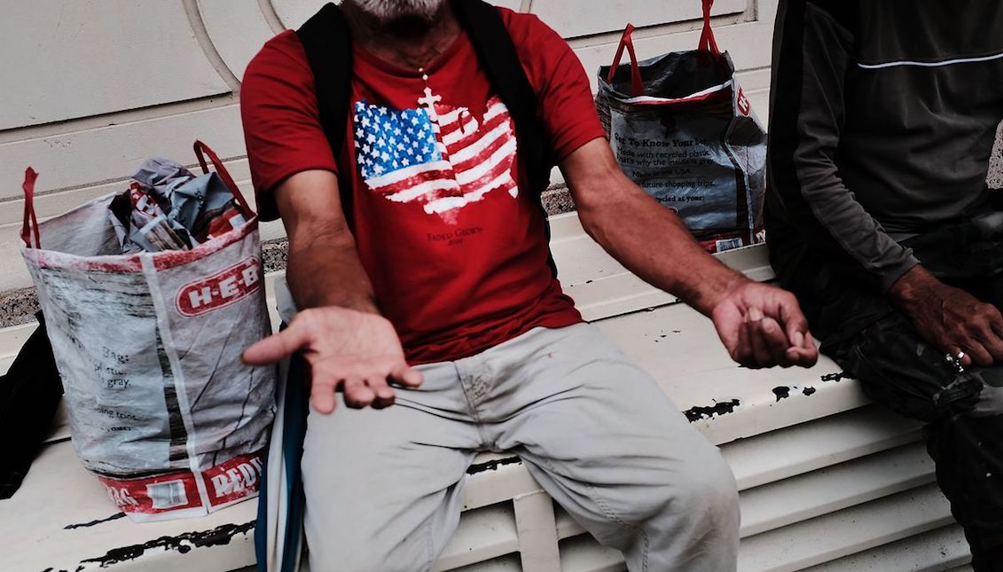 Un hombre en un banco en Brownsville, Texas, parte del área del sur de Texas ahora en la mira de la administración Trump. Algunas personas en el área tienen su ciudadanía estadounidense cuestionada. Getty Images.