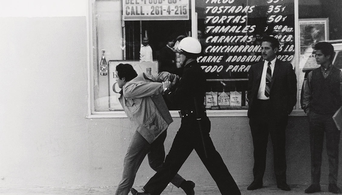 La LAPD arrestando a un estudiante chicano durante una manifestación en Boyle Heights bajo la mirada de George Rodriguez. Photo: Universidad de Washington. 