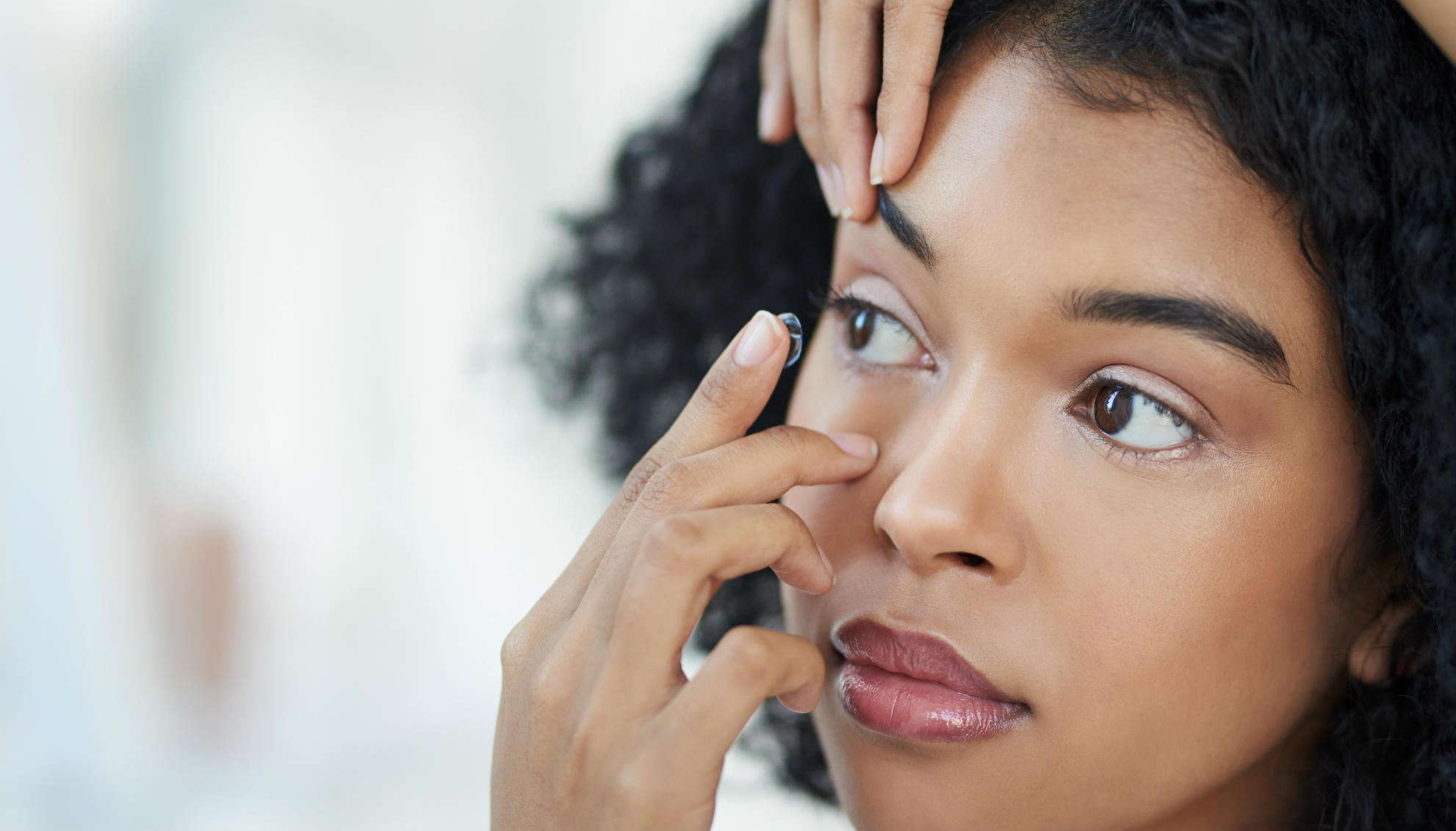 ¿Sabes cuáles son las diferencias entre lentillas diarias y mensuales? Foto: Getty
