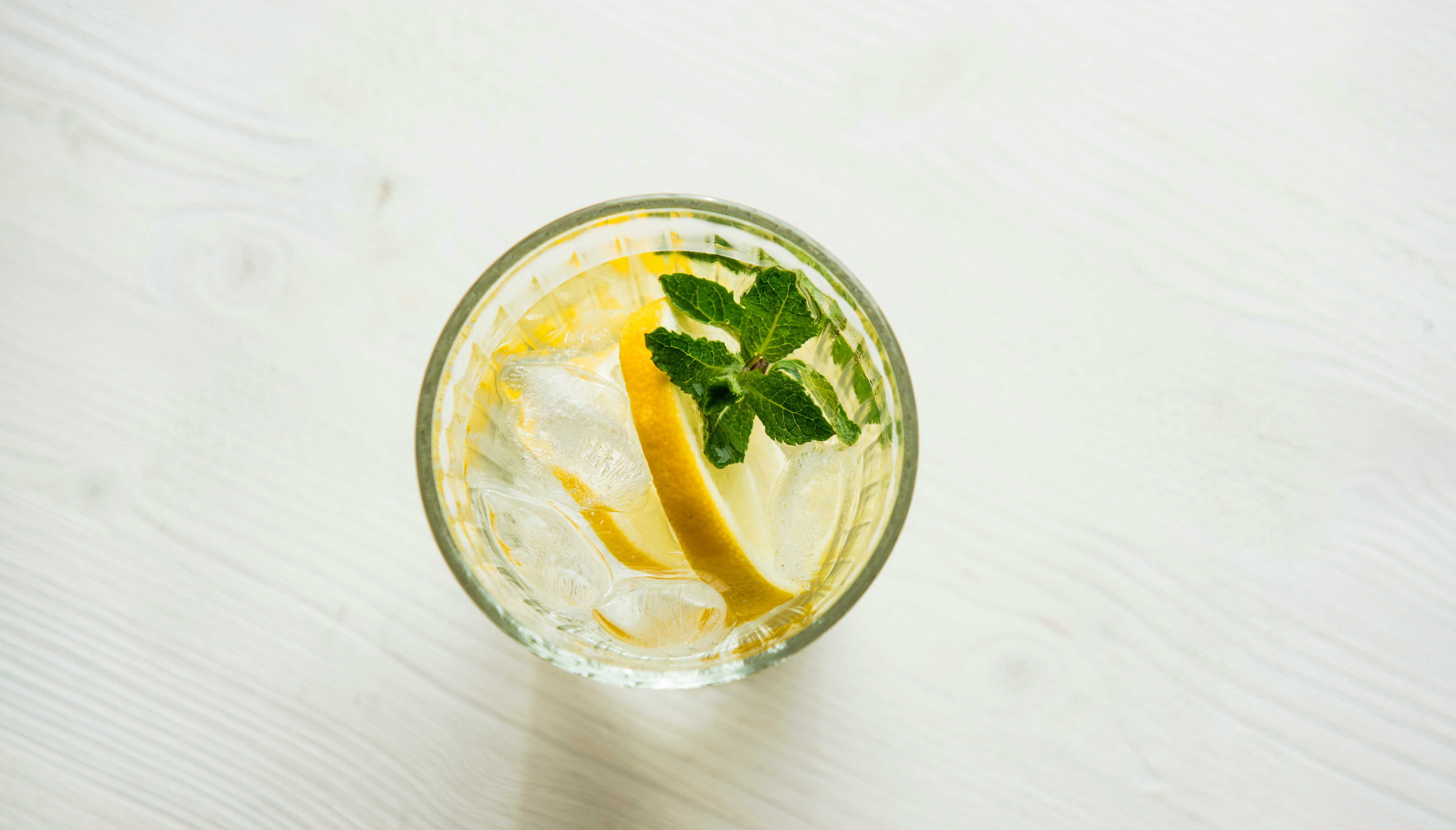 Cada vez más personas desayunan agua con limón. Foto: Joanna Kosinska
