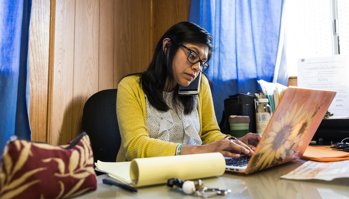 Lizbeth Mateo en su oficina en Pasadena, California. Lizbeth, nacida en México y quien recibió su licencia de abogacía, ha vivido en Estados Unidos como indocumentada durante años. Fuente: Emily Berl para The New York Times