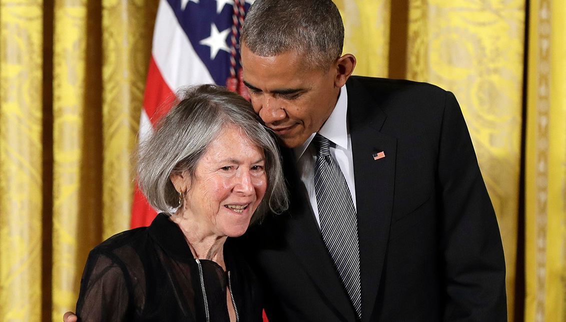 La escritora Louise Glück junto al expresidente de Estados Unidos Barack Obama. Photo: Atlas.