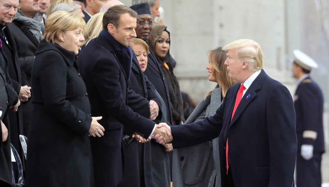 El presidente estadounidense Donald J. Trump (Der) le da la mano al presidente francés Emmanuel Macron, cuando llega con su esposa, la primera dama de los EE.UU., Melania Trump, para asistir a una ceremonia internacional para el centenario del armisticio de la Primera Guerra Mundial del 11 de noviembre de 1918 en el Arco de Triunfo, en París, Francia, el 11 de noviembre de 2018. EFE/EPA/LUDOVIC MARIN.