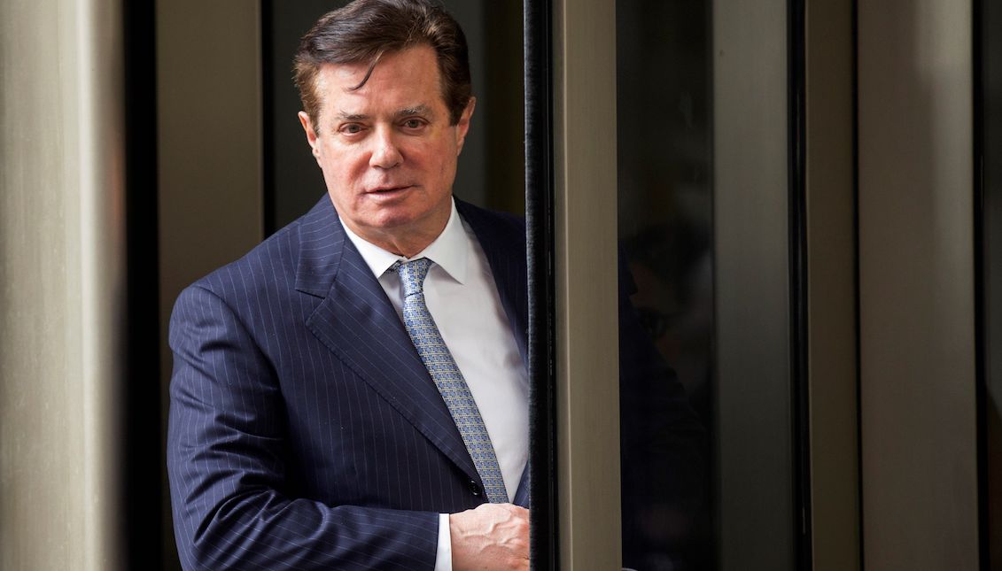 Foto de archivo del exjefe de campaña electoral del presidente de EE.UU., Donald Trump, Paul Manafort, en Washington DC, el pasado 14 de febrero de 2018. Manafort compartió datos de los sondeos de la campaña de 2016 con Konstantin Kilimnik, un ruso que el FBI considera vinculado con la inteligencia de Moscú, según un expediente judicial divulgado por medios estadounidenses, el 9 de enero de 2019. EFE/ Shawn Thew