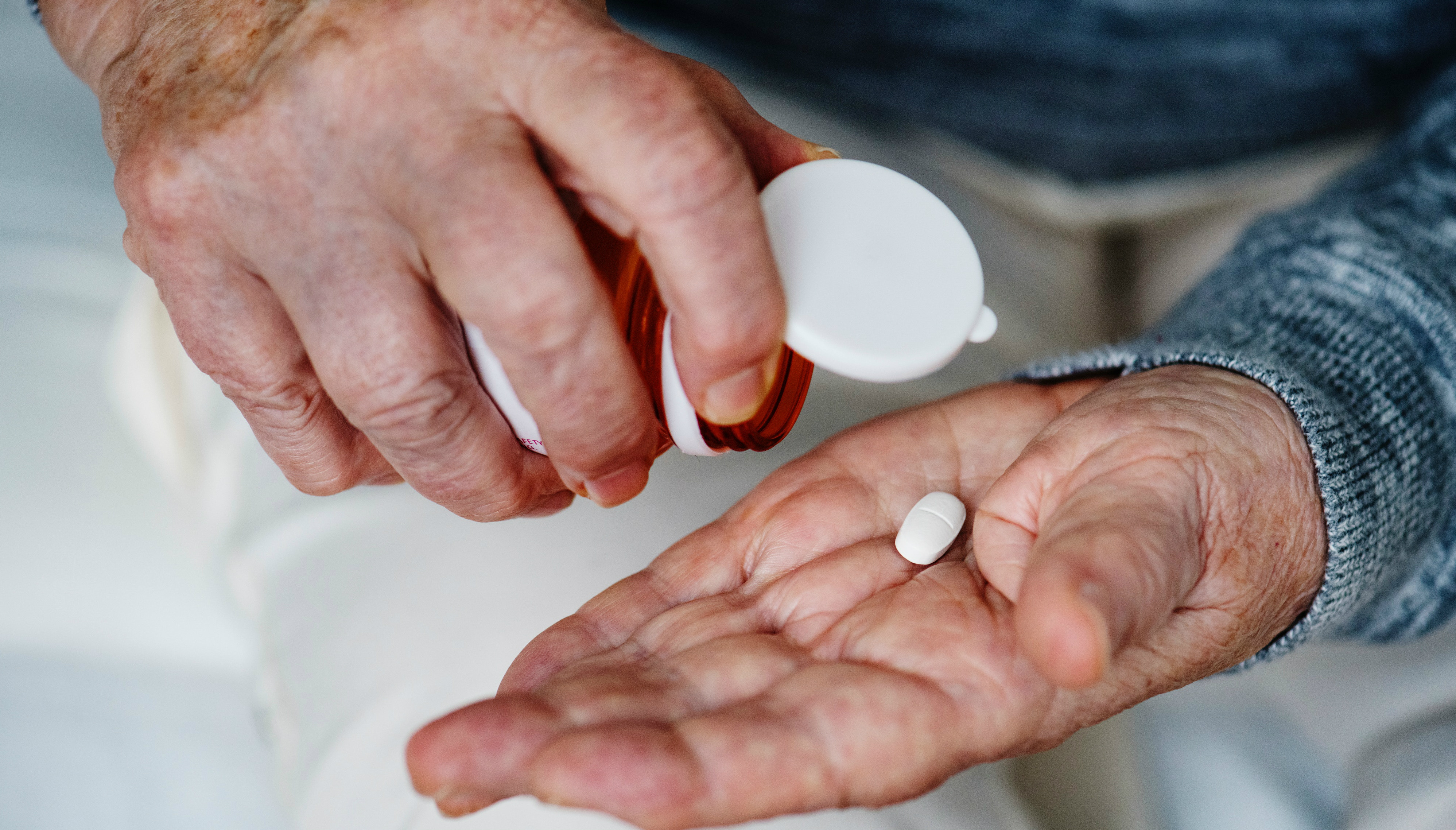 La mezcla de medicamentos con alcohol puede generar diferentes problemas. Foto: rawpixel.com
