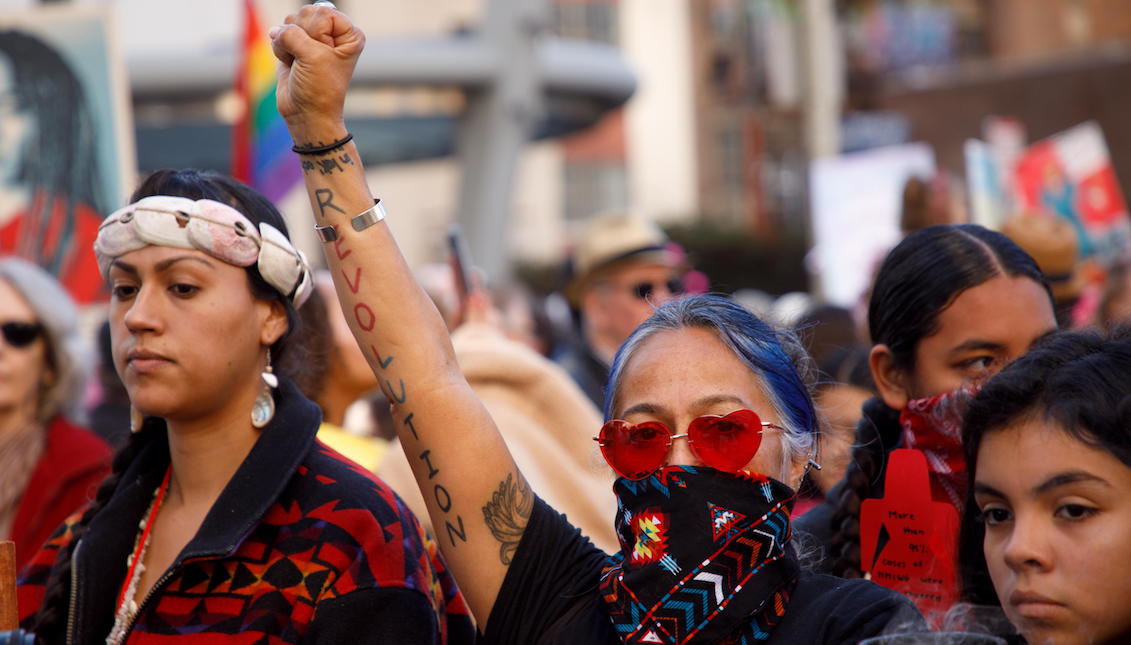 La activista nativa estadounidense Lydia Ponce (C) se une a miles de manifestantes en la tercera Marcha Anual de Mujeres en Los Ángeles, California, EE. UU., el 19 de enero de 2019. EFE/EPA/EUGENE GARCIA