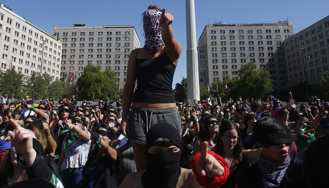 SANTIAGO, CHILE - 29 DE NOVIEMBRE: Las mujeres gritan y actúan durante la manifestación "Un violador en tu camino" organizada por el grupo feminista Lastesis el 29 de noviembre de 2019 en Santiago de Chile. (Foto de Marcelo Hernandez/Getty Images)