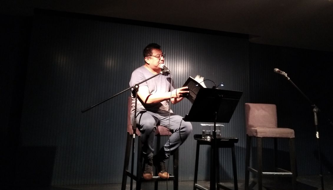 The Nahuatl poet Mardonio Carballo gave a recital of poetry on October 18 at Casa América, Barcelona. Photo: Andrea Rodés.