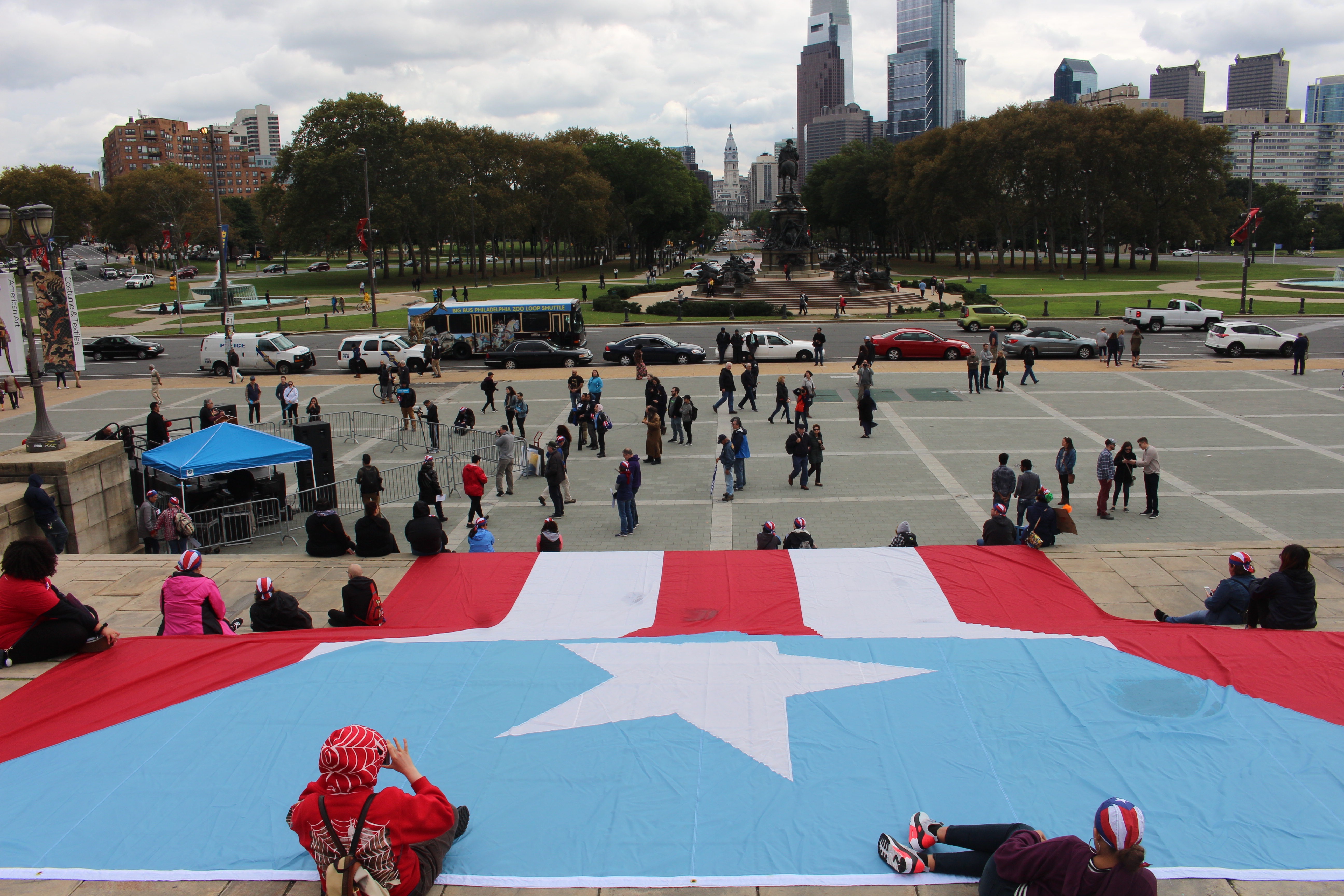 Rally-goers carried a 40 by 60 foot Puerto Rican flag to the Art Museum steps on Oct. 12 to commemorate the over one year that has passed since Hurricane Maria devastated the island. Photo: Emily Neil / AL DÍA News