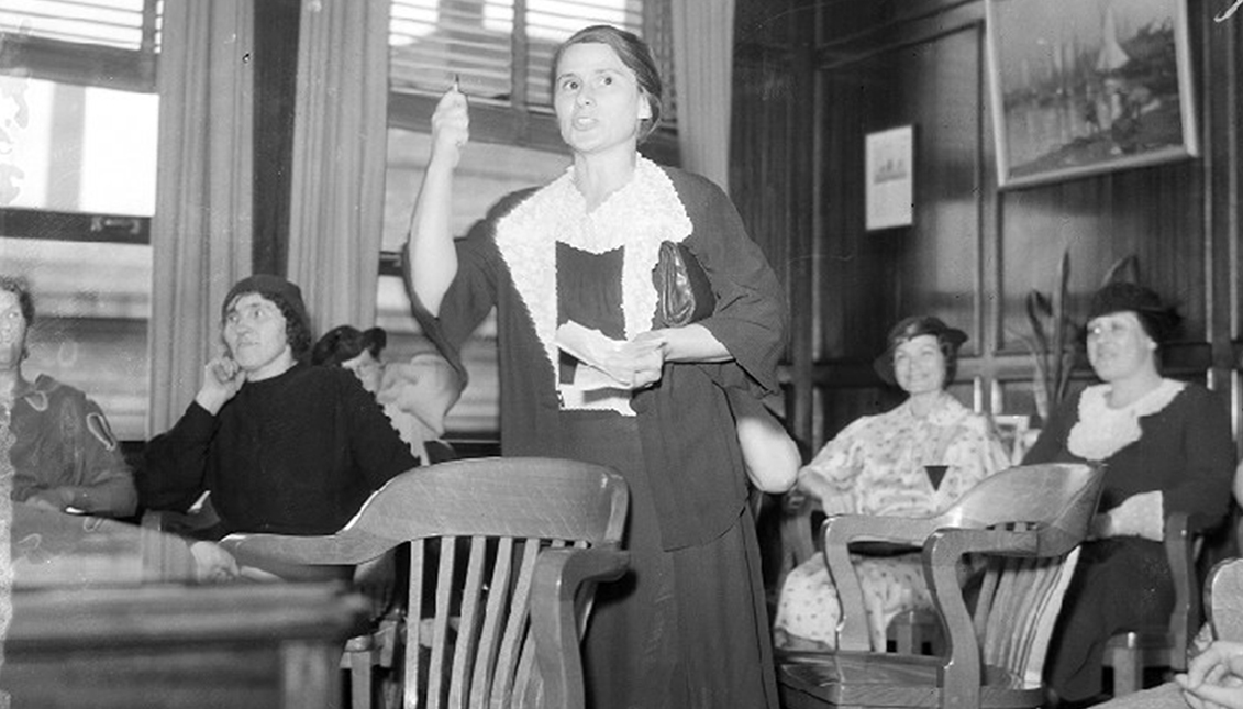 Mary Zuk, líder de la Huelga de Carne de Hamtramck, habla con un grupo de mujeres, 1935. Cortesía de Walter P. Reuther Library.