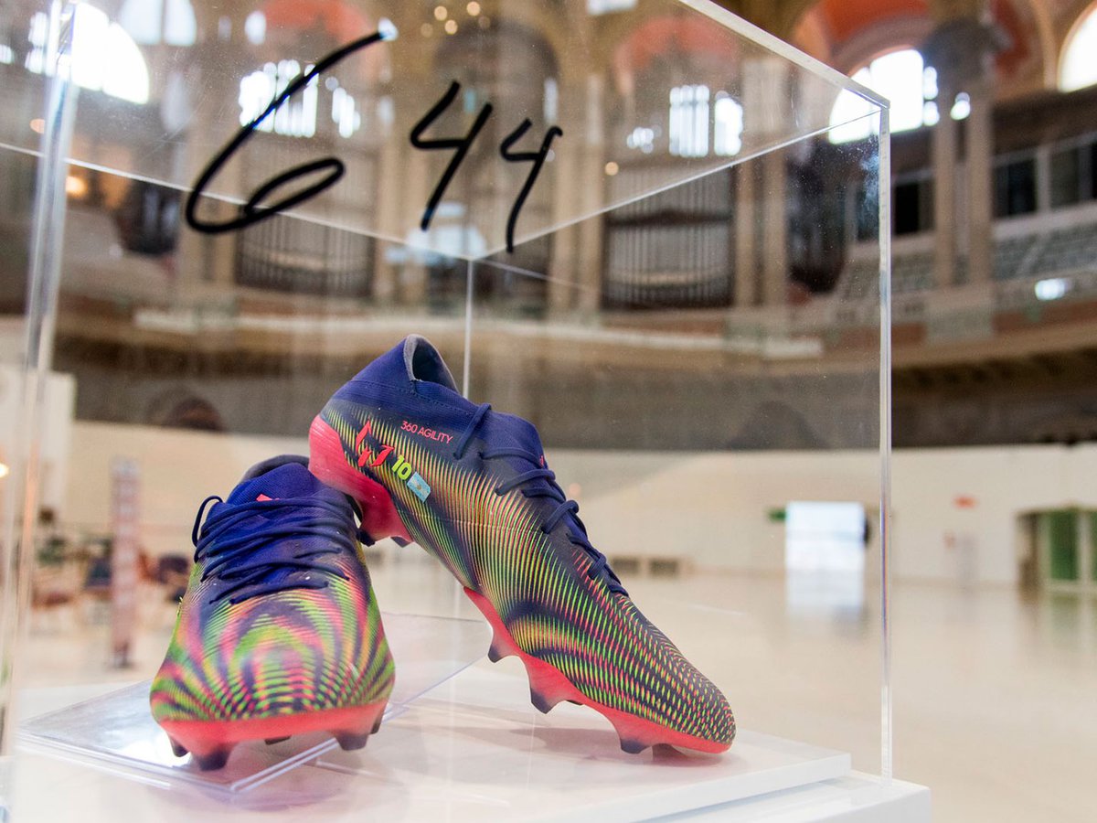 The shoes with which Messi scored the 664th goal with FC Barcelona will be exhibited at the MNAC. 