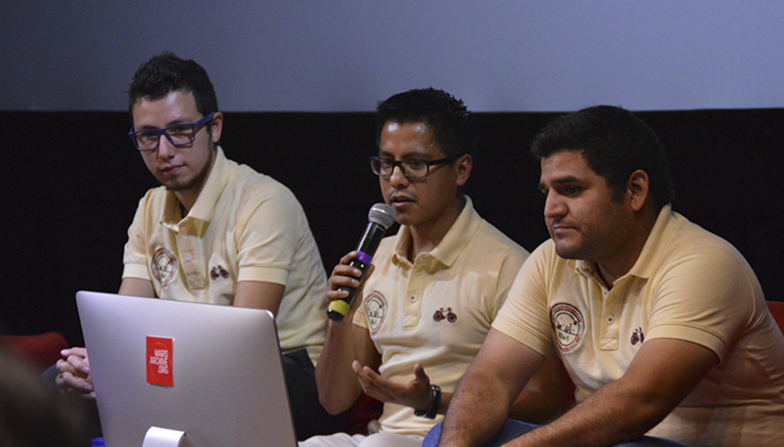 César Serrano y Carlos Mariscal, los dos jóvenes ingenieros mexicanos destinados a convertirse en los 'popes' de la publicidad galáctica. Via Más Mexico. 