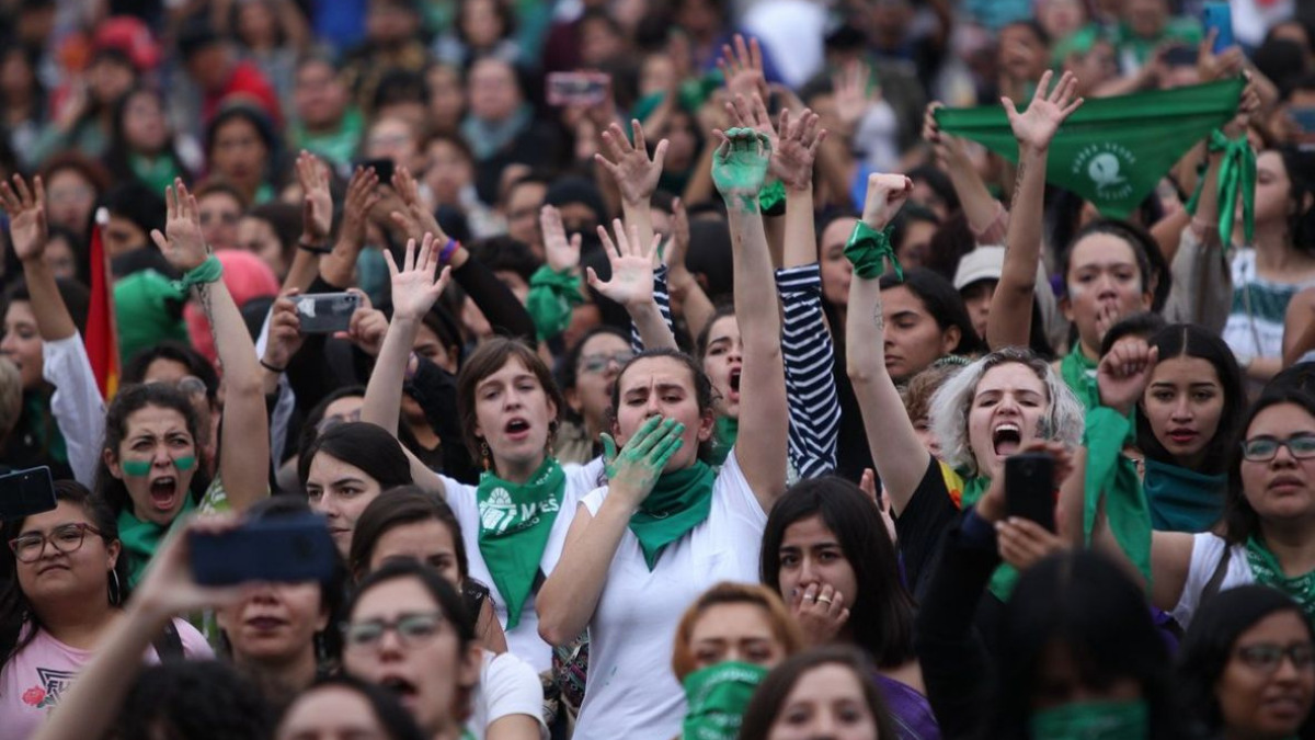 Foto de mujeres marchando a favor del aborto legal y seguro en México. Imagen de archivo.