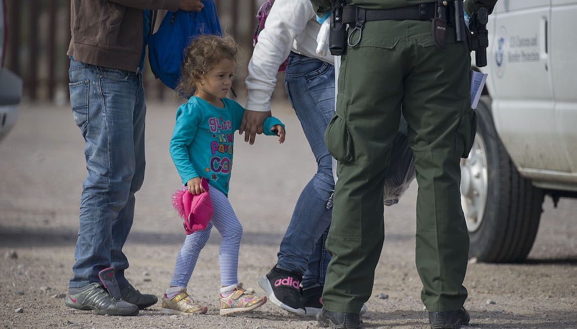 SUNLAND PARK, NM - 2 DE JUNIO: Los agentes de la Patrulla Fronteriza procesan a una niña pequeña mientras ella y otros migrantes son procesados después de ser detenidos cuando cruzaron ilegalmente a los Estados Unidos desde México el 2 de junio de 2019 en Sunland Park, Nuevo México. Recientemente, los funcionarios de inmigración han visto un aumento en el número de solicitantes de asilo que llegan a la frontera. (Foto por Joe Raedle/Getty Images)