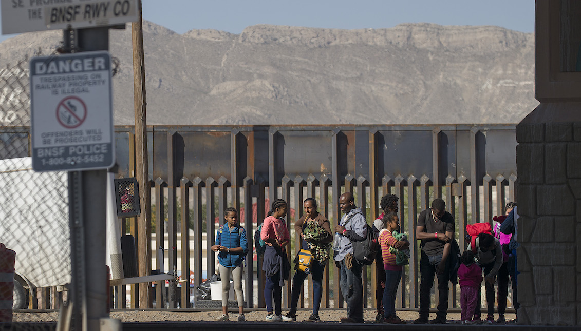 EL PASO, TX - 05 DE JUNIO: Los migrantes esperan ser procesados y cargados en una camioneta por agentes de la Patrulla Fronteriza de los EE.UU. después de ser detenidos cuando cruzaron ilegalmente a los Estados Unidos desde México el 5 de junio de 2019 en El Paso, Texas. (Foto de Joe Raedle/Getty Images)