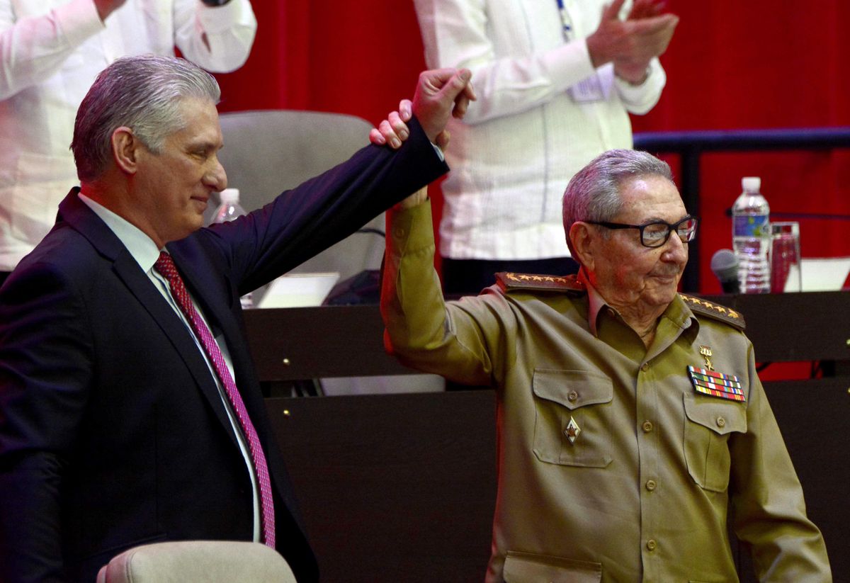 Miguel Díaz-Cane with Raúl Castro, after his election as first secretary of the Central Committee of the Communist Party of Cuba. Arien Ley Royero, EFE.