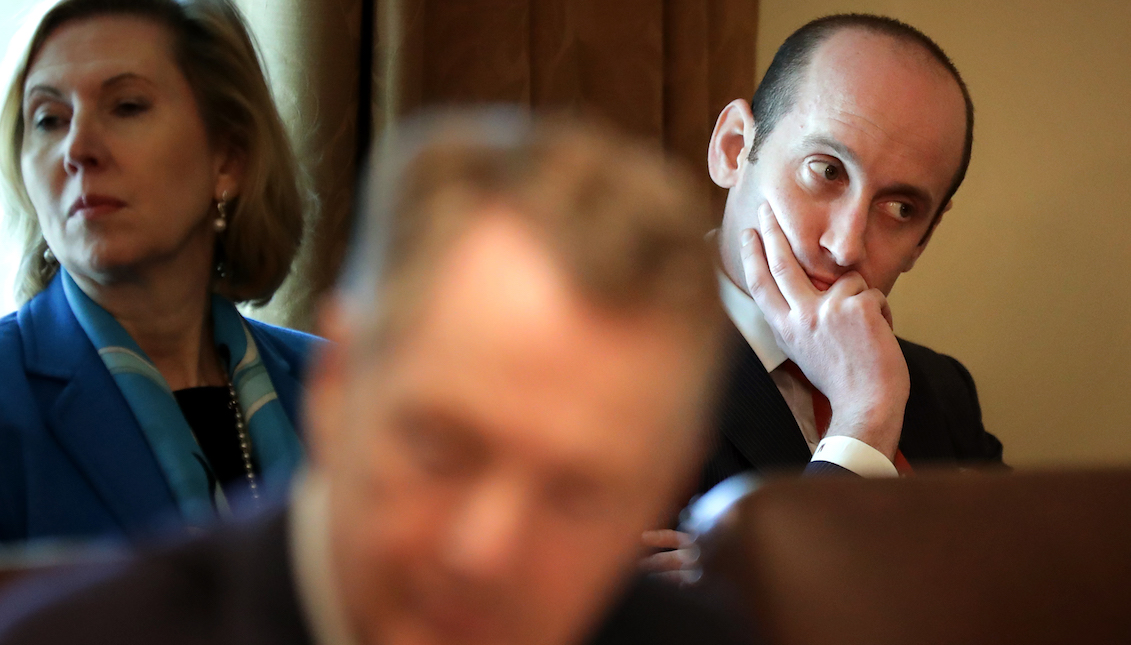 WASHINGTON, DC - 17 DE OCTUBRE: (AFP OUT) El asesor principal de la Casa Blanca Stephen Miller (R) asiste a una reunión del gabinete en la Sala del Gabinete en la Casa Blanca el 17 de octubre de 2018 en Washington, DC. (Foto de Chip Somodevilla/Getty Images)