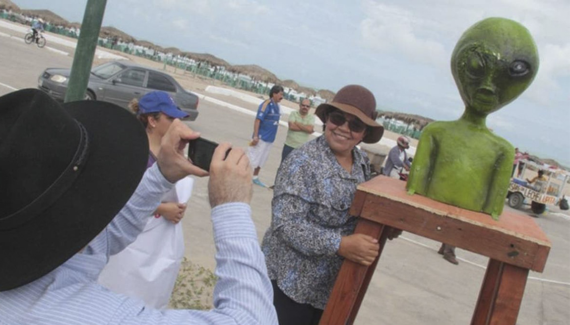 Un santuario OVNI en el malecón de Playa Miramar. Photo: La Vanguardia
