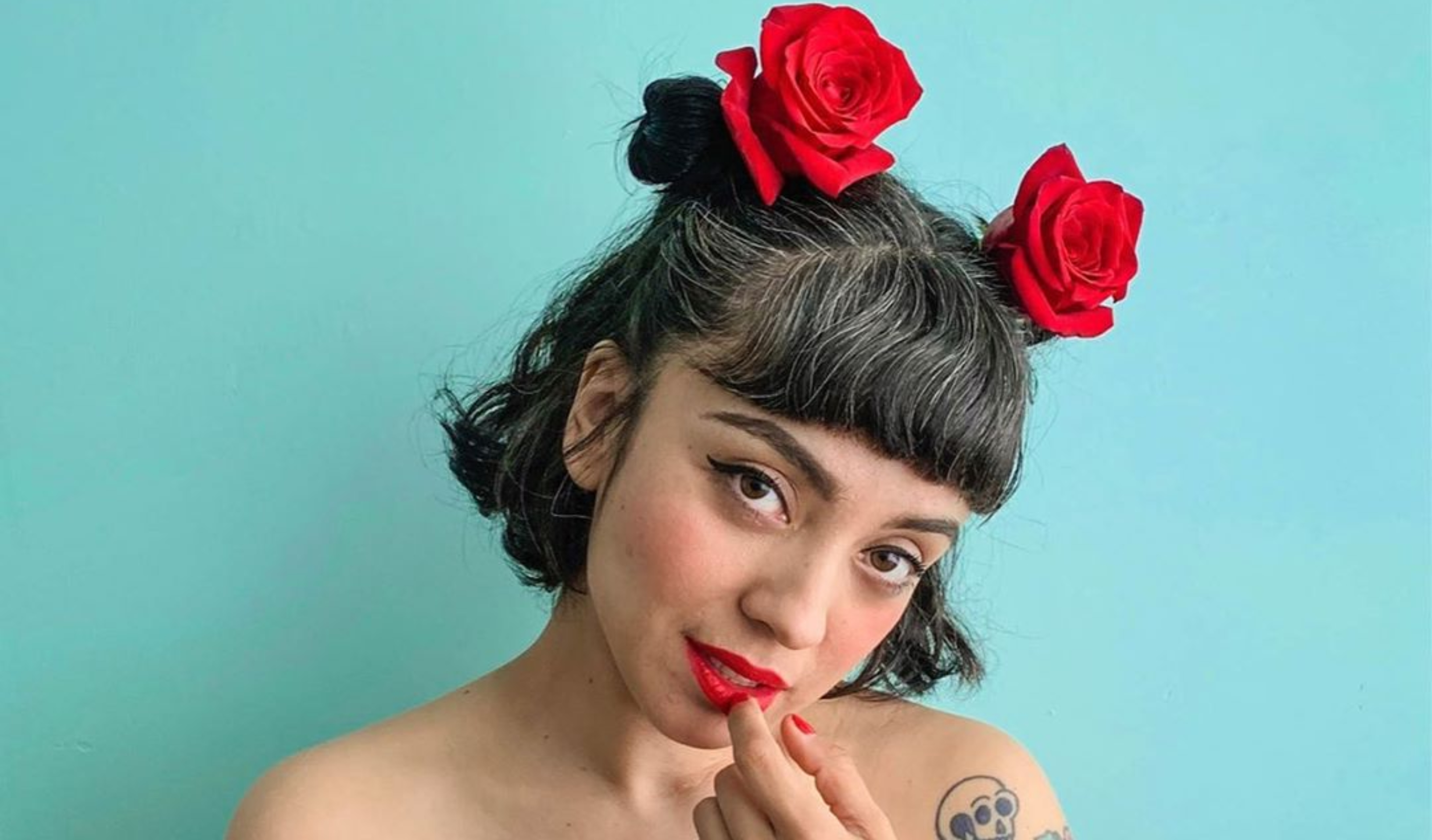 Chilean singer Mon Laferte announced her pregnancy on social networks.