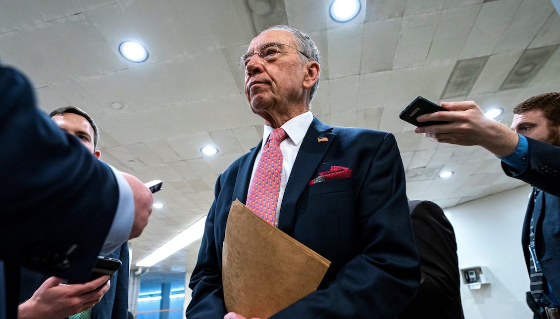 Republican senator from Iowa and chairman of the Senate Judiciary Committee, Chuck Grassley, talks to the media about the committee's vote to draft a bill that limits the president's ability to fire special prosecutor for the Russian plot, Robert Mueller, in the Capitol of Washington DC (United States) on April 26, 2018. EFE / Jim Lo Scalzo