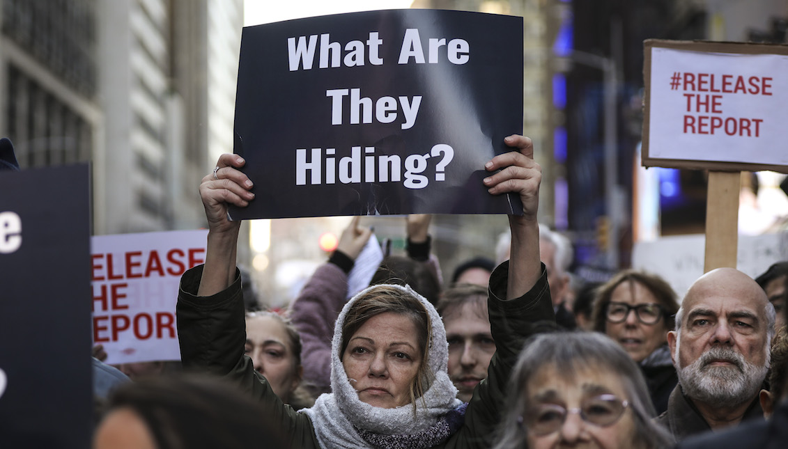 NUEVA YORK, NY - 4 DE ABRIL: Los activistas participan en un mitin de 'Lanzamiento del informe' en Times Square, el 4 de abril de 2019 en la ciudad de Nueva York. Los grupos activistas políticos demócratas MoveOn.org e Indivisible organizaron mítines en varias ciudades de los EE.UU. para pedir al Fiscal General que divulgue de inmediato el informe Mueller sobre la presunta intromisión rusa en la elección presidencial de 2016. (Foto por Drew Angerer/Getty Images)