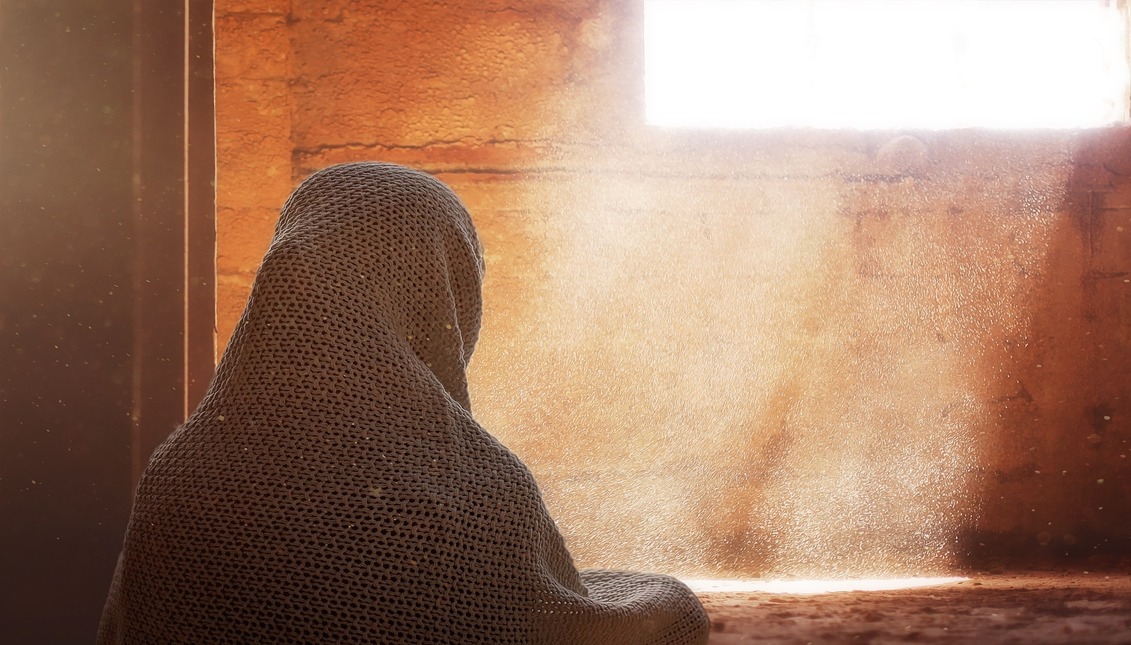 Afghan woman praying. Image to illustrate note of Taliban repression against women