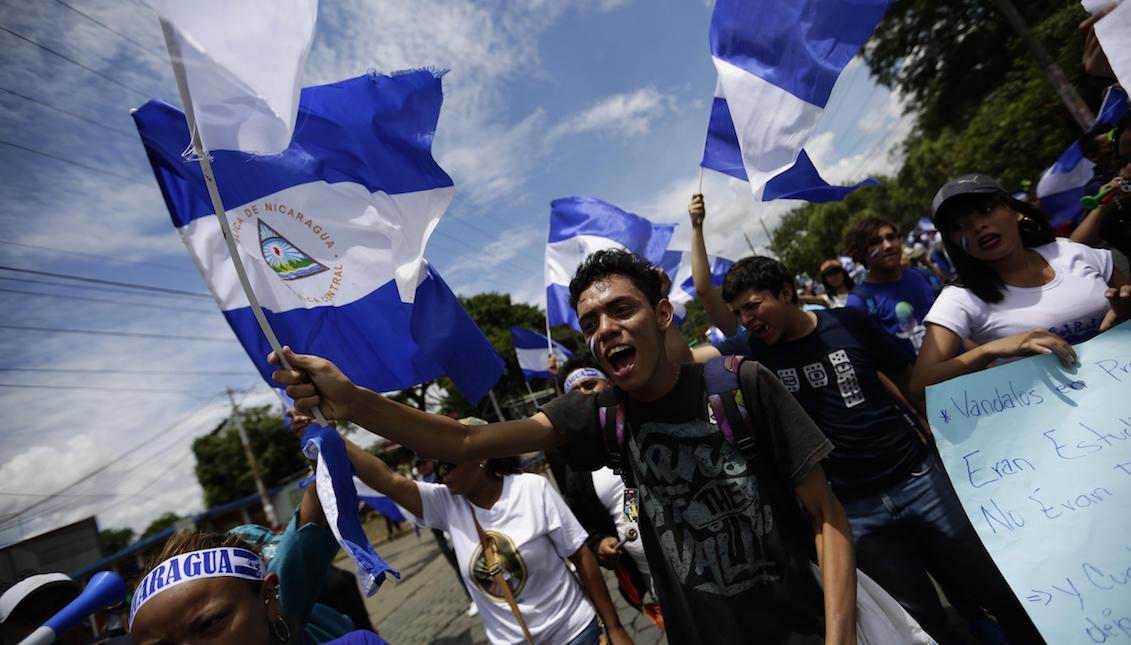 A group of people protest on Wednesday, May 16, 2018, when the National Dialogue begins at the Fatima Seminary in Managua (Nicaragua). EFE / Welcome Velasco.