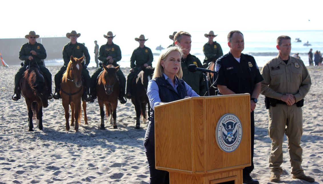 La secretaria del Departamento de Seguridad Nacional (DHS) de Estados Unidos, Kirstjen Nielsen, habla durante una rueda de prensa el martes 20 de noviembre de 2018, en playa Imperial de San Diego, California (EE.UU.). Nielsen criticó a la Justicia por interferir en las decisiones del presidente Donald Trump y advirtió a los migrantes que llegan en caravana que "no lograrán saltarse la fila violando las leyes". EFE/Rafael Salido