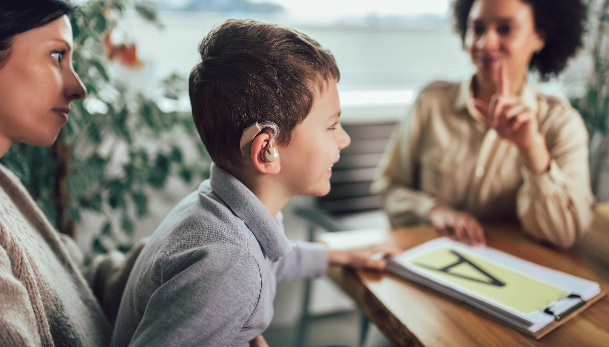 Los niños que sufren pérdidas auditivas necesitan contar con el apoyo de médicos y terapeutas. Foto: Getty
